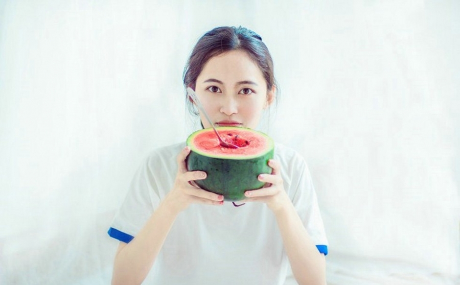 俏皮可爱吃西瓜美少女唯美清甜可人私房照