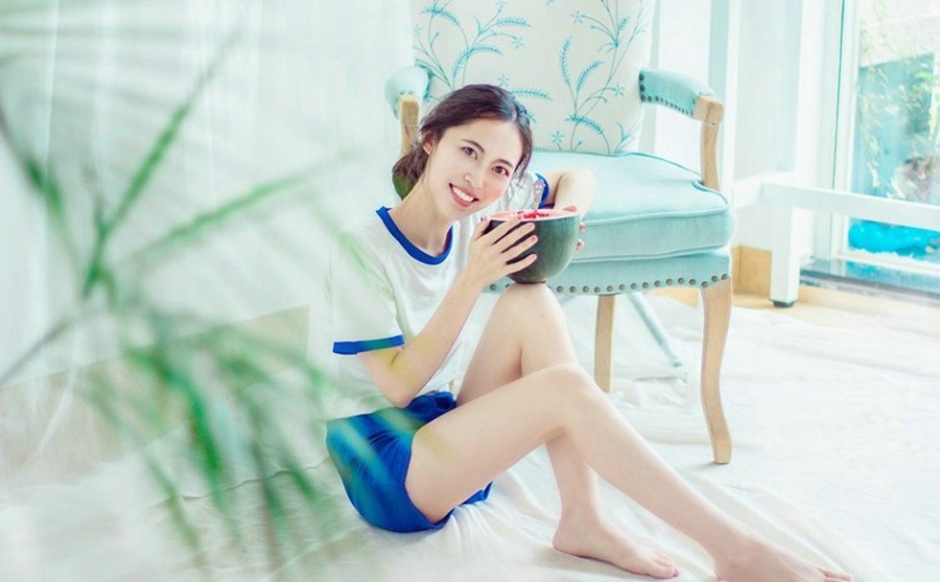 俏皮可爱吃西瓜美少女唯美清甜可人私房照