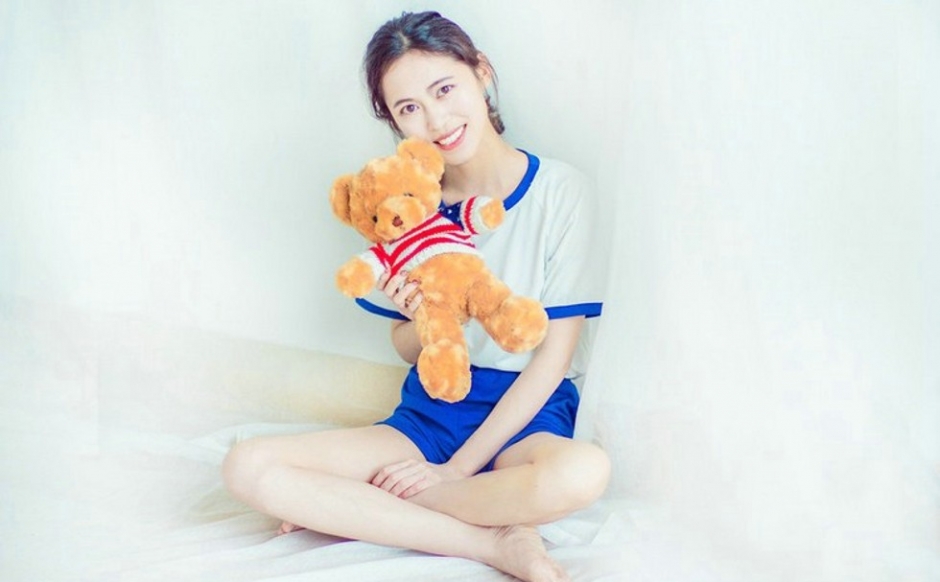 俏皮可爱吃西瓜美少女唯美清甜可人私房照