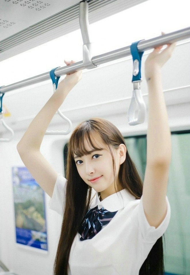 气质清纯长发校服美女学生妹白皙脸蛋俏皮唯美街拍图片