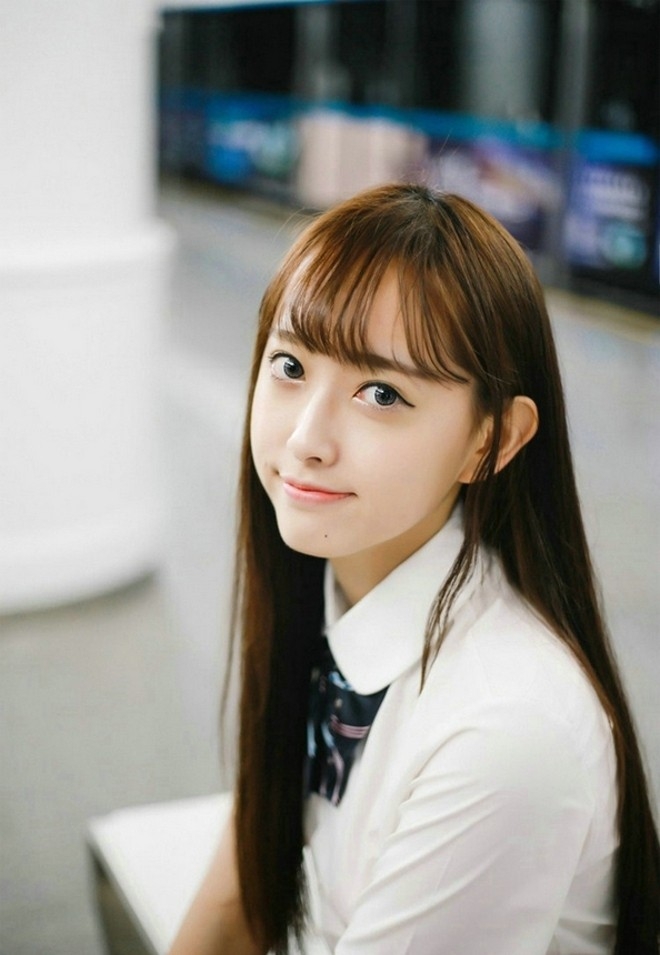 气质清纯长发校服美女学生妹白皙脸蛋俏皮唯美街拍图片