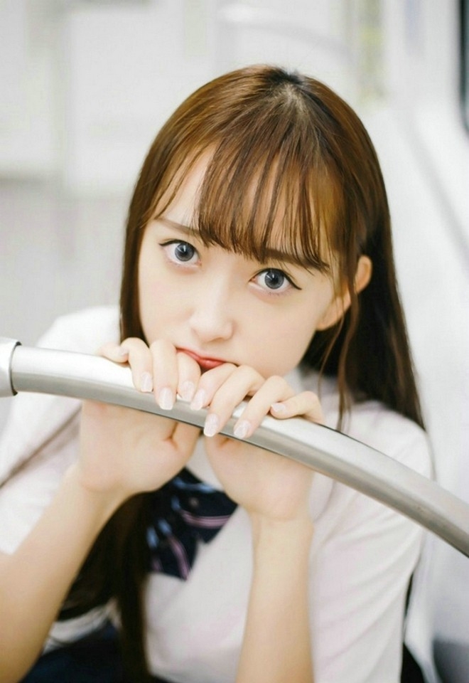 气质清纯长发校服美女学生妹白皙脸蛋俏皮唯美街拍图片