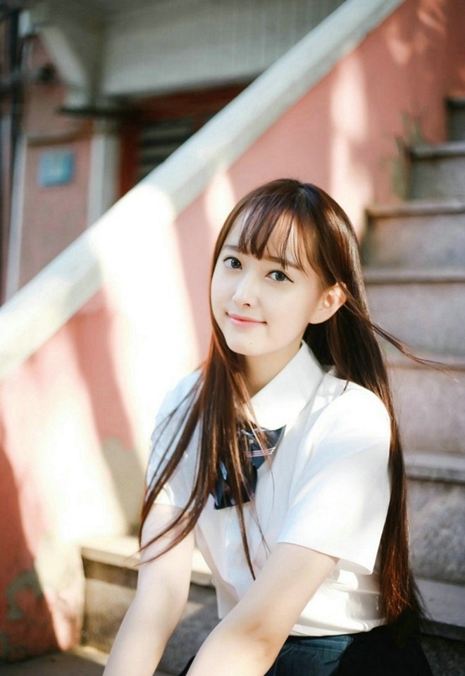 气质清纯长发校服美女学生妹白皙脸蛋俏皮唯美街拍图片