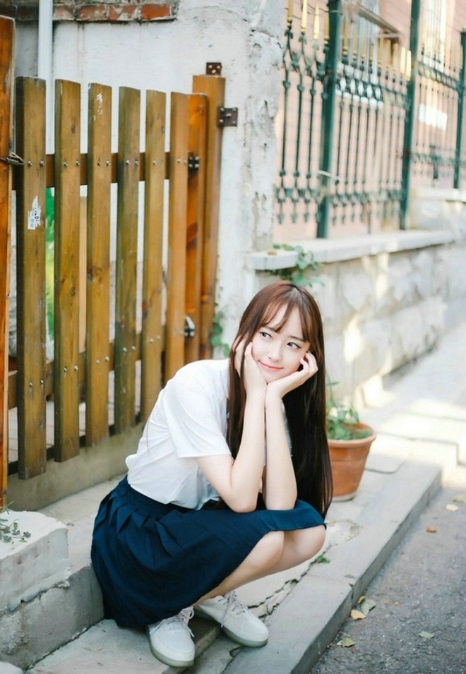 气质清纯长发校服美女学生妹白皙脸蛋俏皮唯美街拍图片