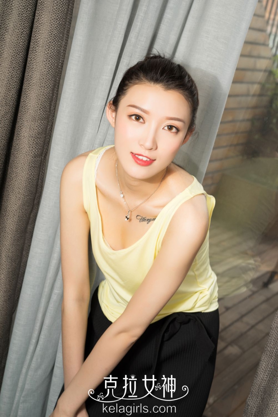 黄色背心气质御姐克拉女神赵雨静美足私房写真