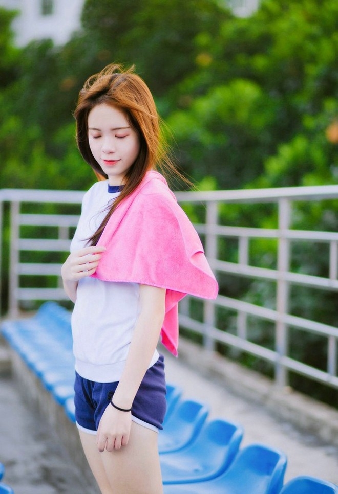 清纯运动服美女白皙脸蛋俏皮可爱户外摄影图片