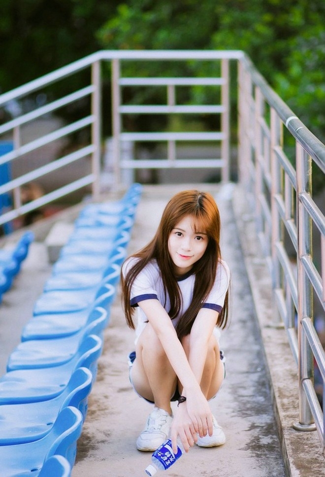 清纯运动服美女白皙脸蛋俏皮可爱户外摄影图片