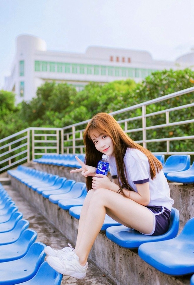 清纯运动服美女白皙脸蛋俏皮可爱户外摄影图片