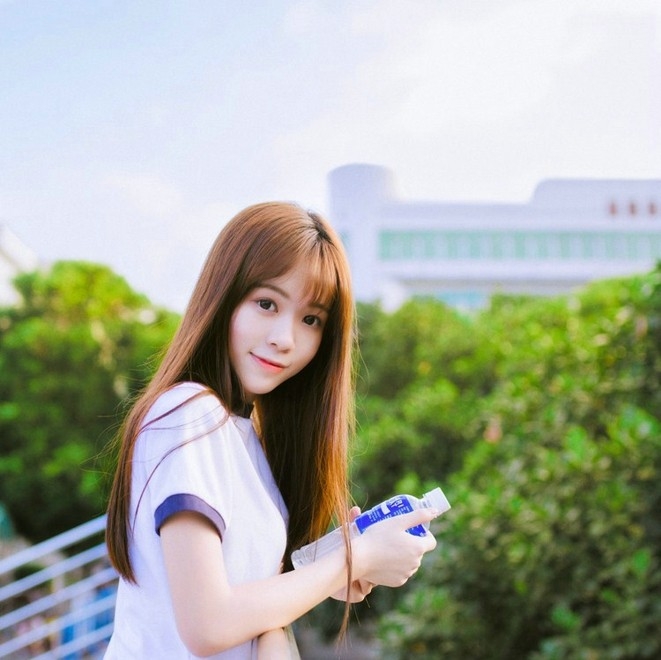 清纯运动服美女白皙脸蛋俏皮可爱户外摄影图片