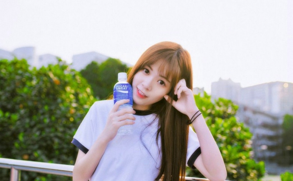 清纯运动服美女白皙脸蛋俏皮可爱户外摄影图片