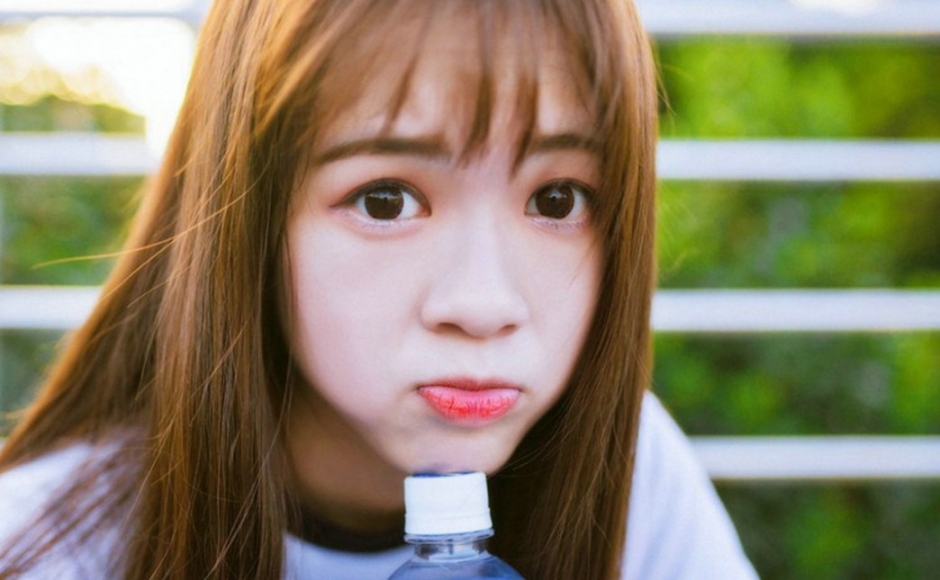 清纯运动服美女白皙脸蛋俏皮可爱户外摄影图片