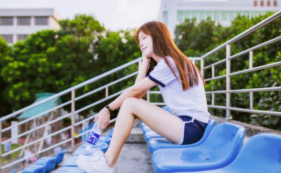 清纯运动服美女白皙脸蛋俏皮可爱户外摄影图片