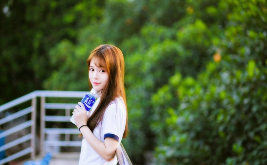 清纯运动服美女白皙脸蛋俏皮可爱户外摄影图片