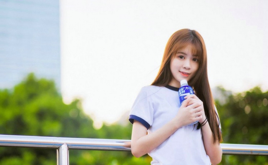 清纯运动服美女白皙脸蛋俏皮可爱户外摄影图片