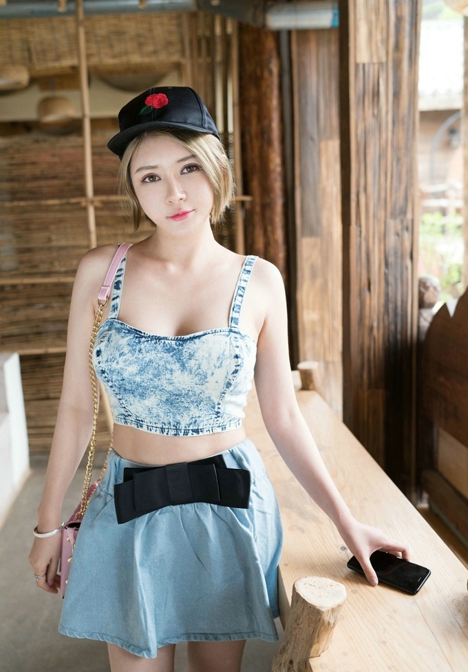 金发爆乳美女傲人身姿性感巨乳翘臀旅拍图片