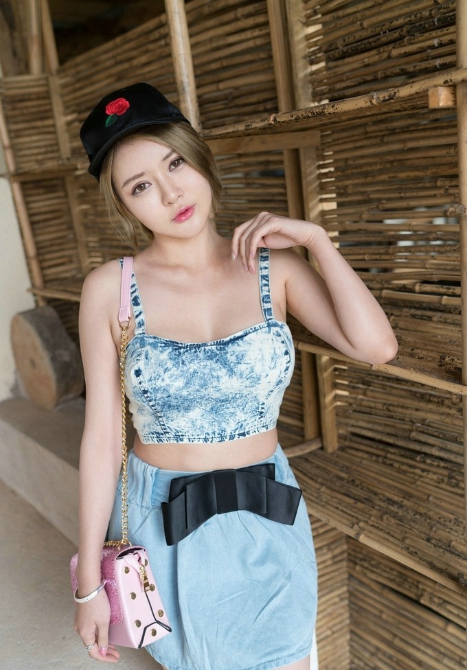 金发爆乳美女傲人身姿性感巨乳翘臀旅拍图片