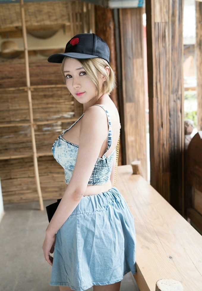 金发爆乳美女傲人身姿性感巨乳翘臀旅拍图片