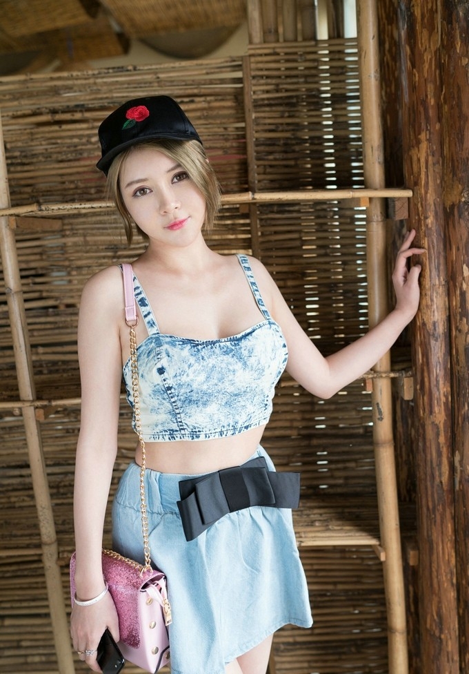 金发爆乳美女傲人身姿性感巨乳翘臀旅拍图片