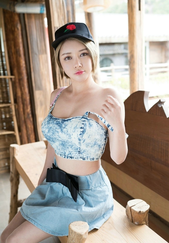 金发爆乳美女傲人身姿性感巨乳翘臀旅拍图片