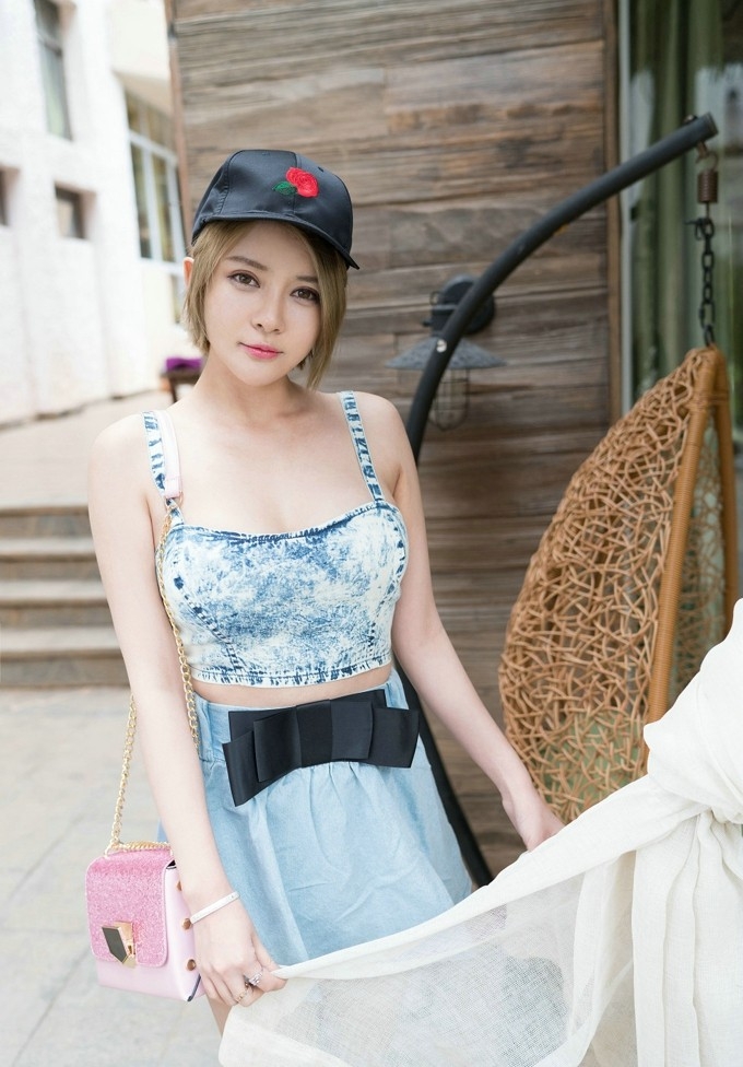 金发爆乳美女傲人身姿性感巨乳翘臀旅拍图片