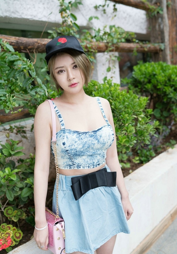 金发爆乳美女傲人身姿性感巨乳翘臀旅拍图片