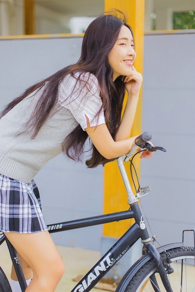 长筒袜日系骑单车校服美女学生妹清纯甜美微笑图片