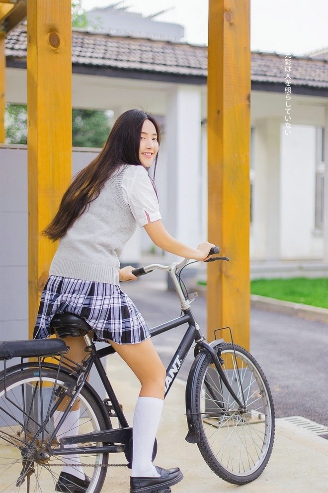 长筒袜日系骑单车校服美女学生妹清纯甜美微笑图片