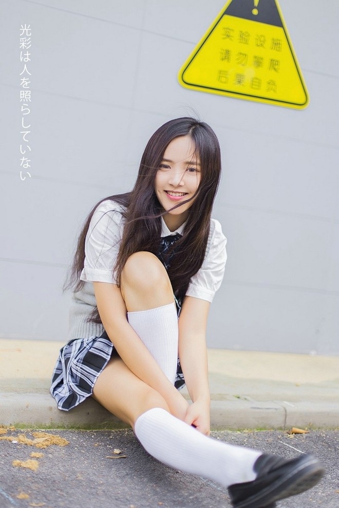 长筒袜日系骑单车校服美女学生妹清纯甜美微笑图片