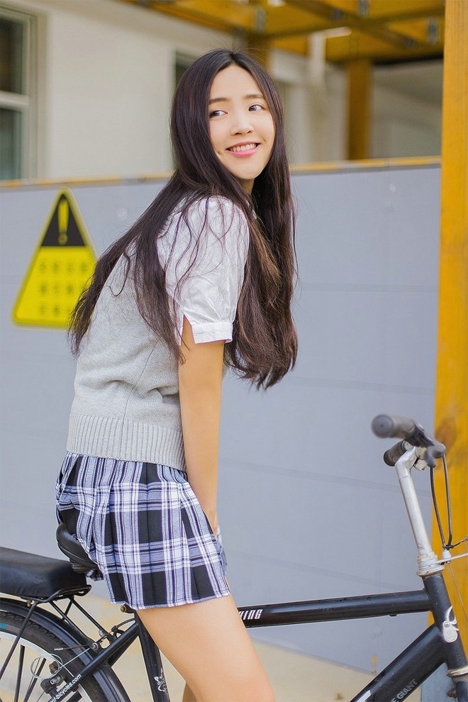 长筒袜日系骑单车校服美女学生妹清纯甜美微笑图片