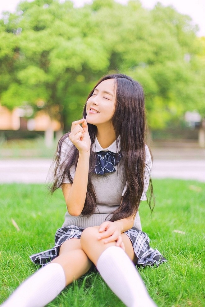长筒袜日系骑单车校服美女学生妹清纯甜美微笑图片