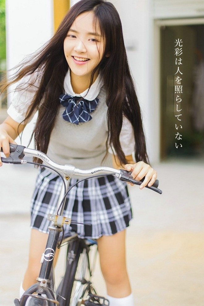 长筒袜日系骑单车校服美女学生妹清纯甜美微笑图片