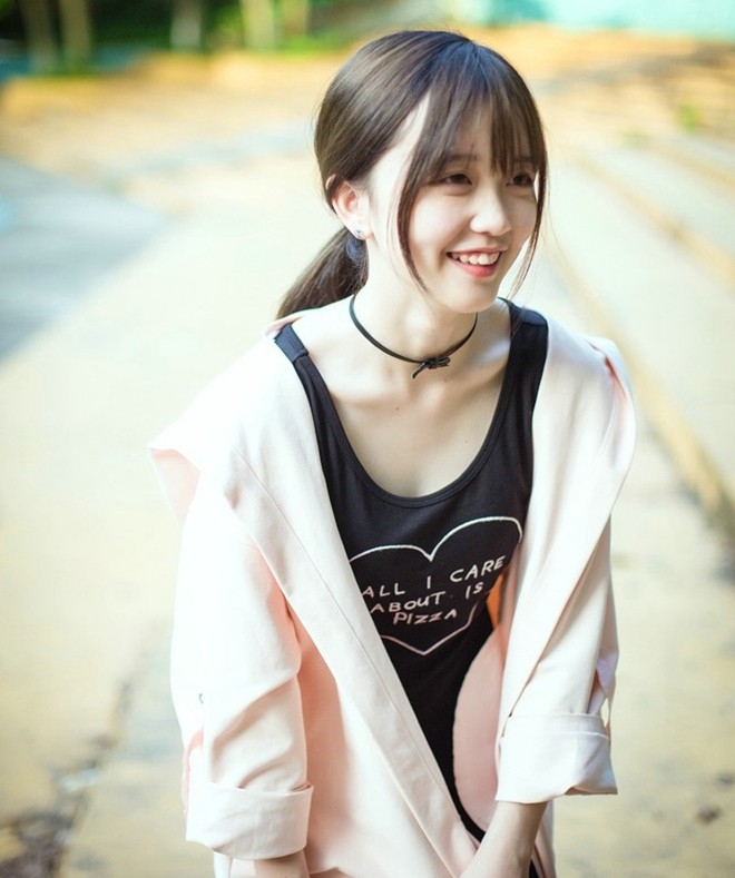 清纯校园美女学生妹户外阳光俏皮唯美写真