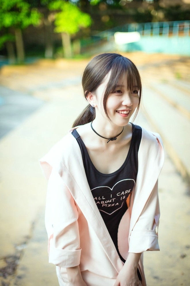 清纯校园美女学生妹户外阳光俏皮唯美写真