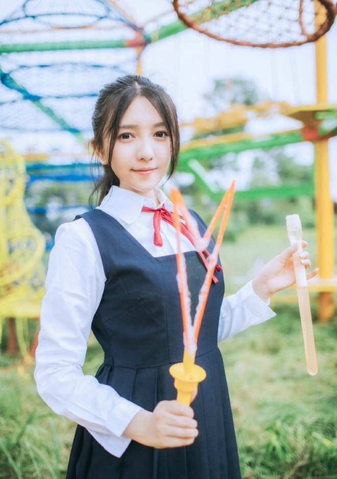 清纯校园美女学生妹户外阳光俏皮唯美写真