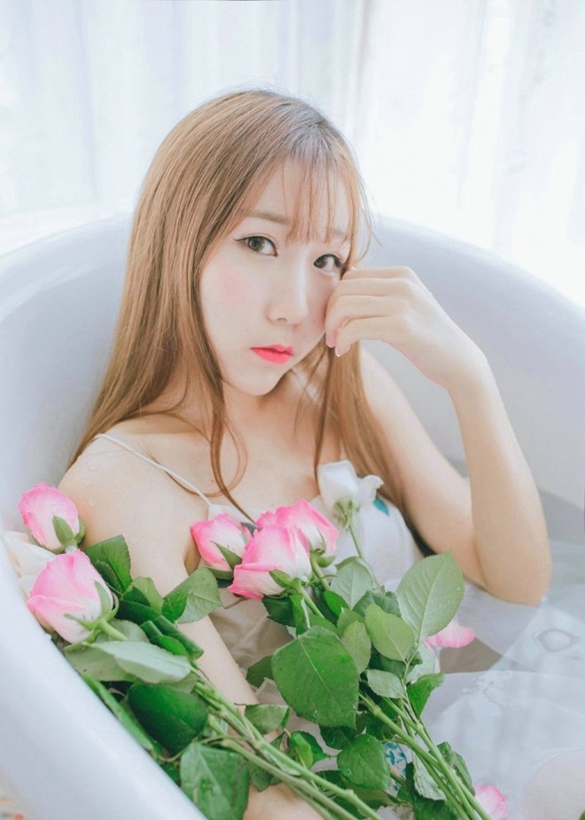 水中花瓣浴美女清新治愈系元气清凉写真