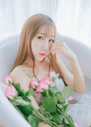 水中花瓣浴美女清新治愈系元气清凉写真