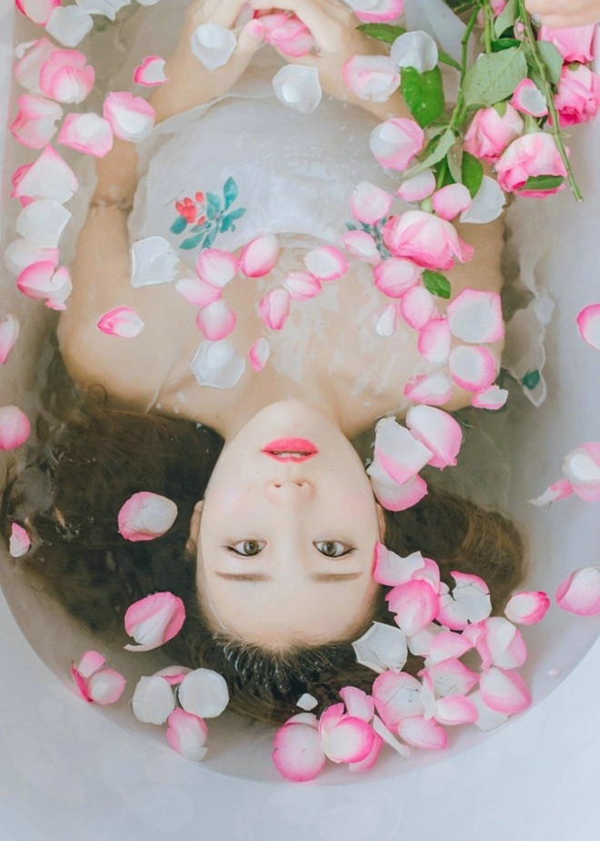 水中花瓣浴美女清新治愈系元气清凉写真