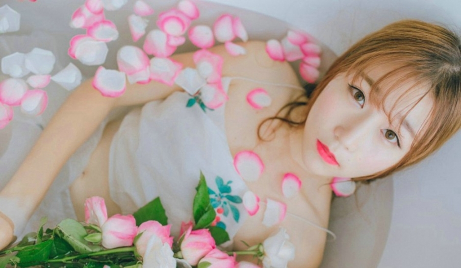 水中花瓣浴美女清新治愈系元气清凉写真