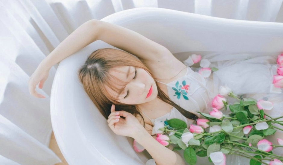 水中花瓣浴美女清新治愈系元气清凉写真