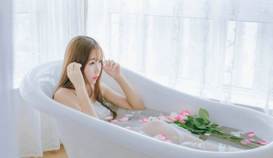 水中花瓣浴美女清新治愈系元气清凉写真