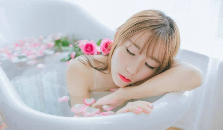 水中花瓣浴美女清新治愈系元气清凉写真
