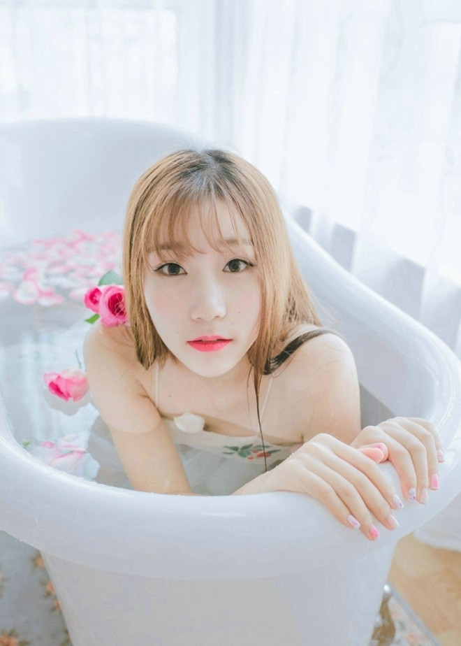水中花瓣浴美女清新治愈系元气清凉写真