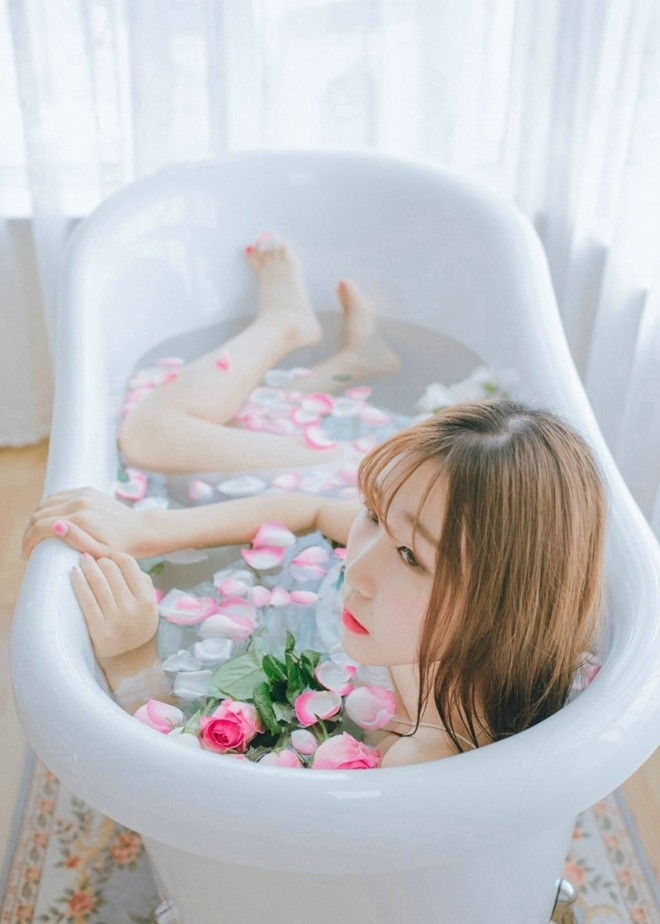 水中花瓣浴美女清新治愈系元气清凉写真