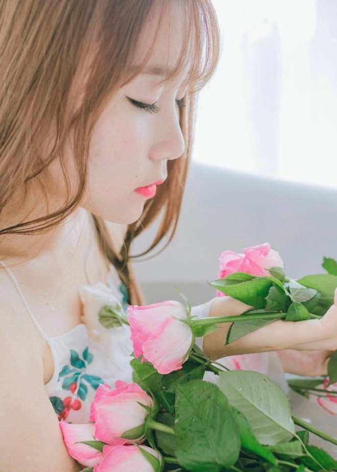 水中花瓣浴美女清新治愈系元气清凉写真