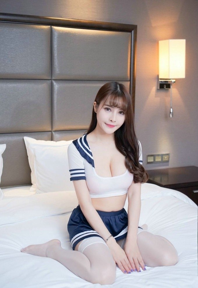 白丝袜酥胸学生制服美女Lisa雪瑞床上美腿制服诱惑写真