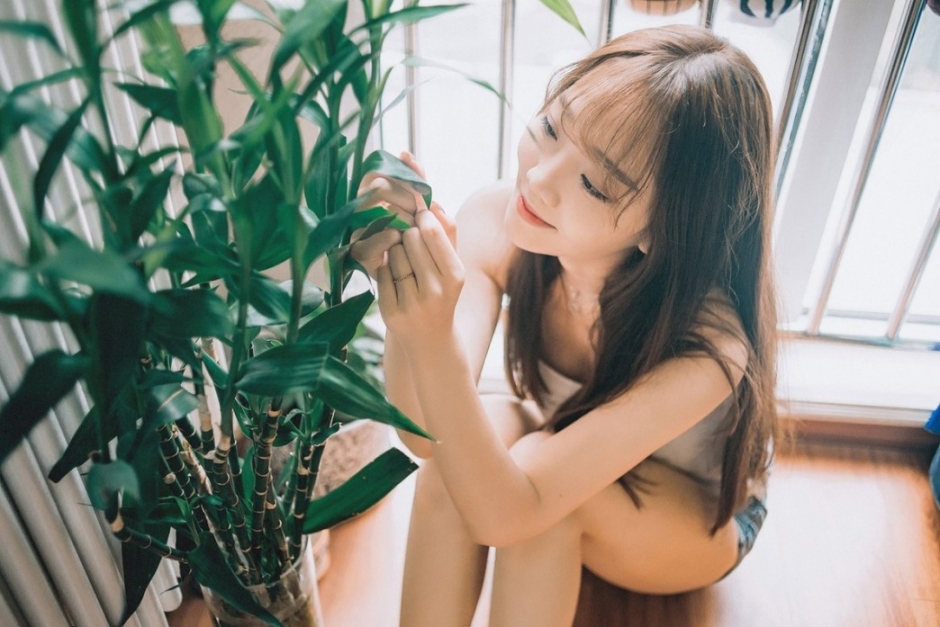 居家吊带萌妹子高清夏日清甜私写真