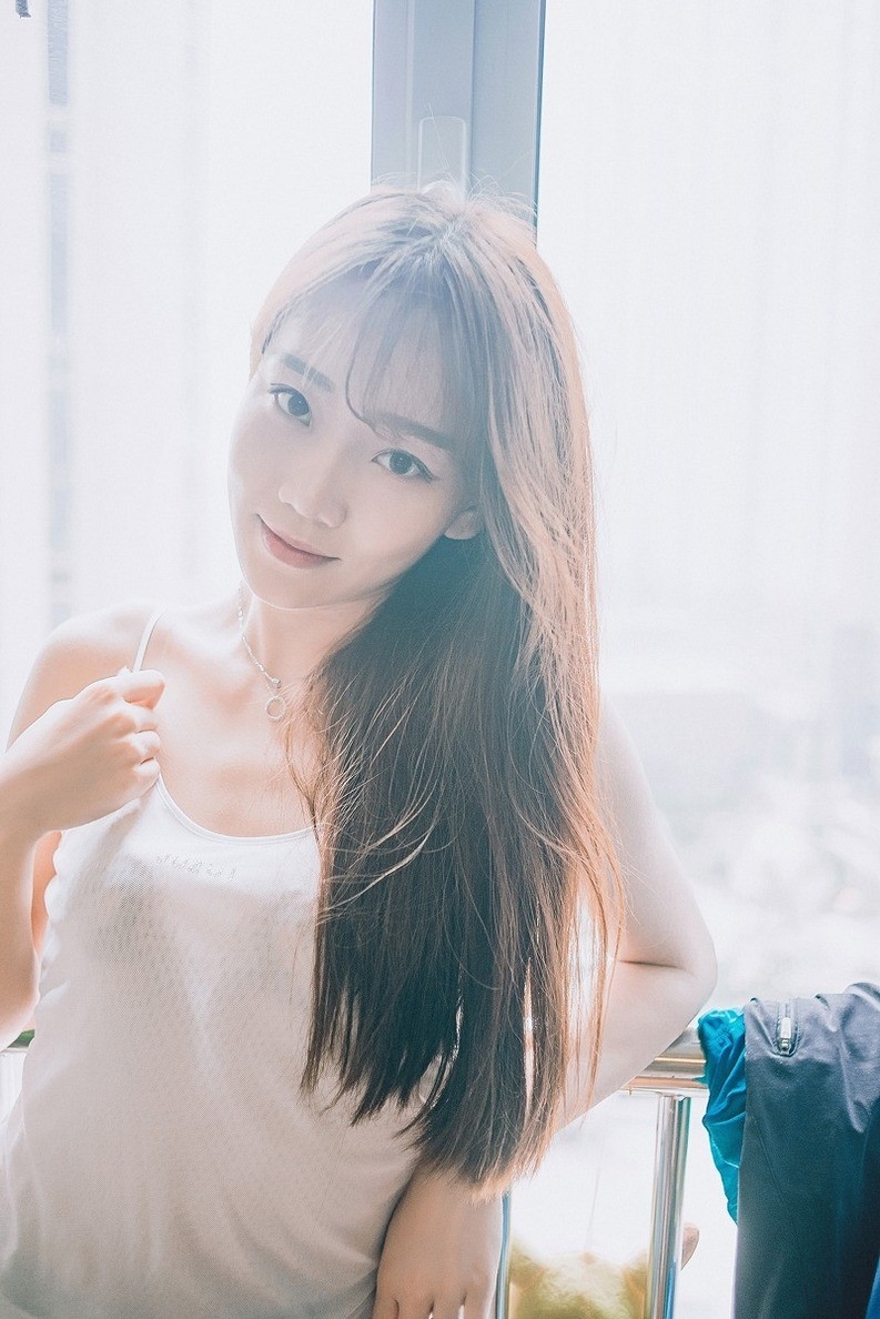 居家吊带萌妹子高清夏日清甜私写真