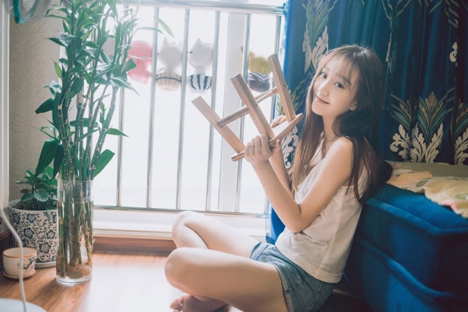 居家吊带萌妹子高清夏日清甜私写真