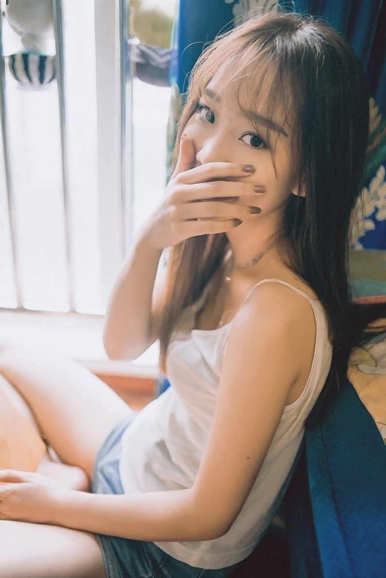 居家吊带萌妹子高清夏日清甜私写真