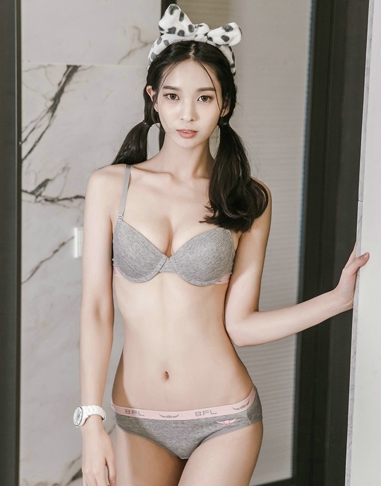 爆乳小清新美女性感内衣马尾辫翘臀诱惑写真